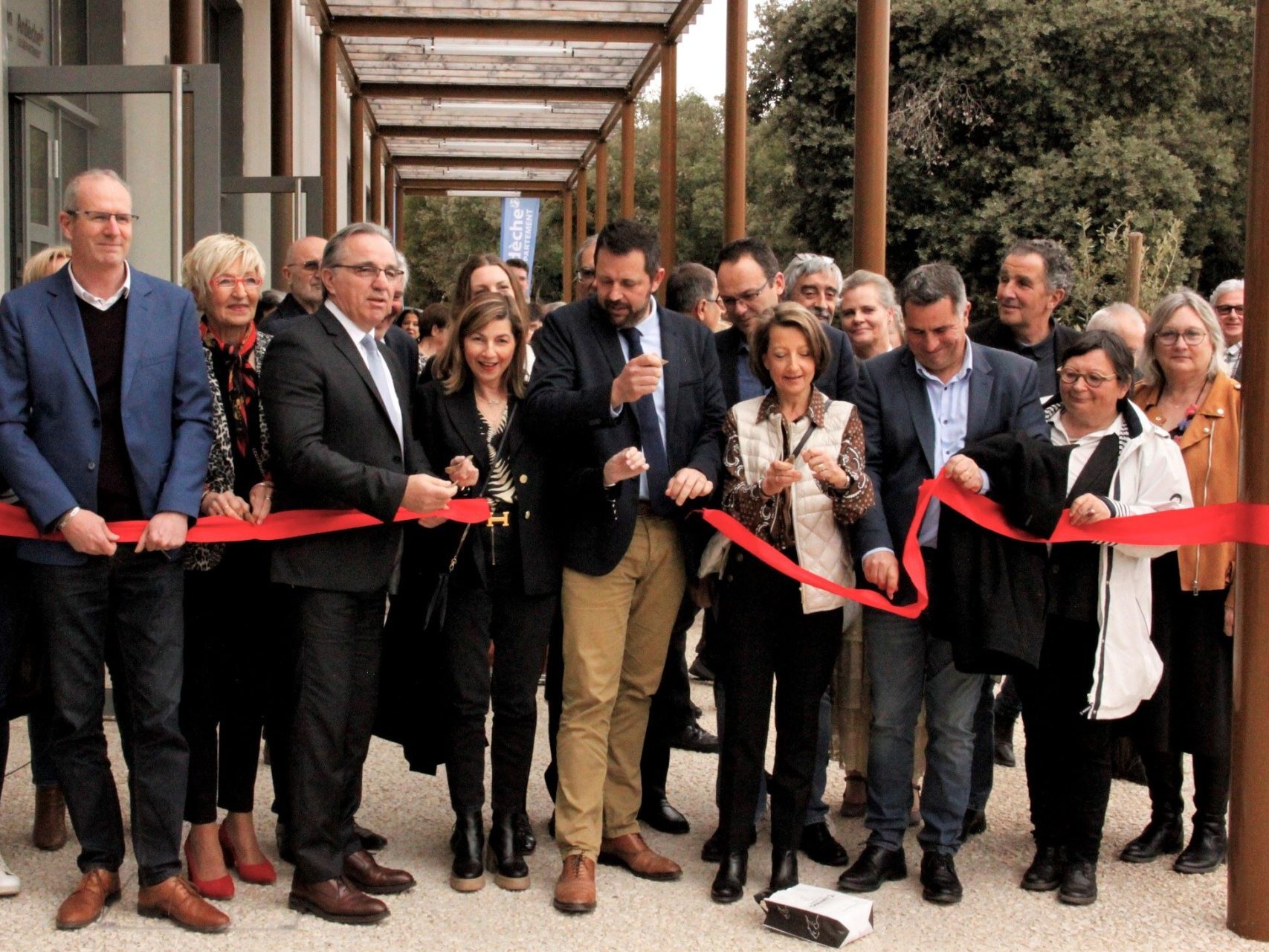 Coupé de ruban lors de l'inauguration du centre de conférence